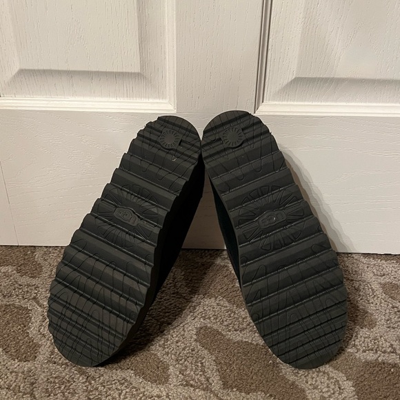 UGG Slippers-Size 9 - Picture 7 of 10